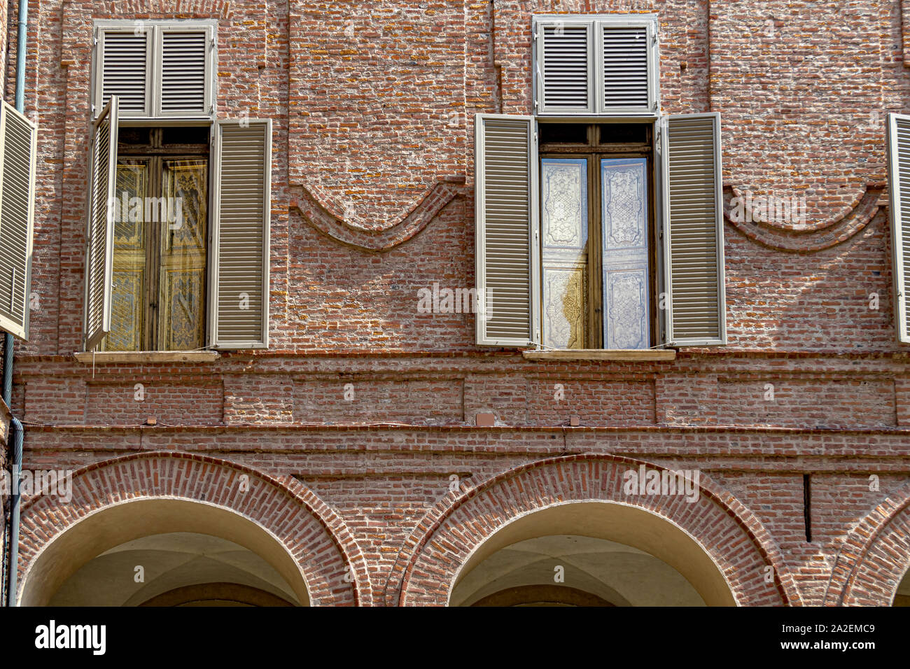 Nahaufnahme der Fensterläden aus Holz und Mauerwerk der Innenhof des Königlichen Palastes von Turin, Turin, Italien Stockfoto