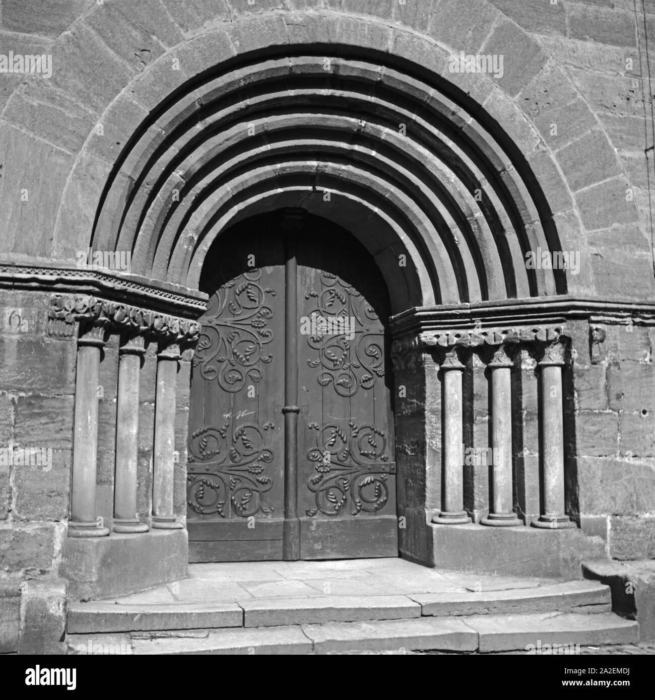 Eingangsportal der Kirche St. Georg in Dinkelsbühl, Deutschland 1930er Jahre. Eingang der St. Georg Kirche in Dinkelsbühl, Deutschland 1930. Stockfoto