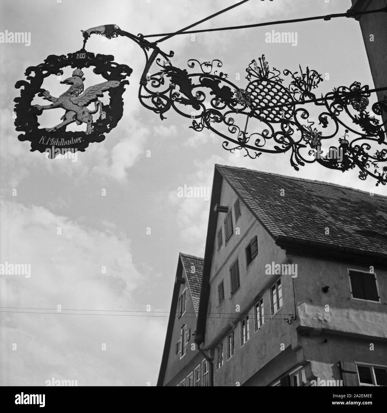 Wirtshausschild des 1935 eröffneten Gasthauses von K. in der Mühlbacher in Dinkelsbühl, Deutschland 1930er Jahre. Zeichen der K. Muehlbacher's Inn in Dinkelsbühl, Deutschland 1930. Stockfoto