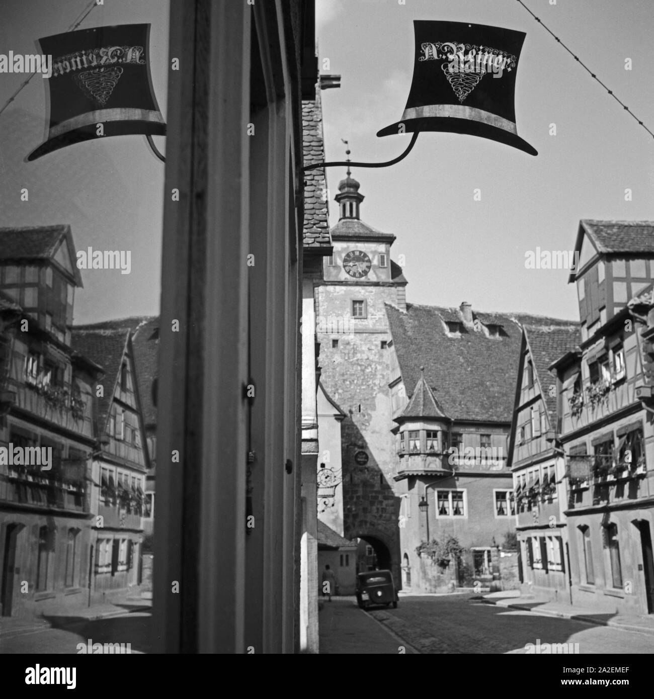 Weißer Turm mit dem hutgeschäft Reiner davor in Rothenburg o.d. Tauber, Deutschland 1930er Jahre. Weißen Turm mit Reiner's Hut shop Vor in Rothenburg o.d. Tauber, Deutsch 1930. Stockfoto