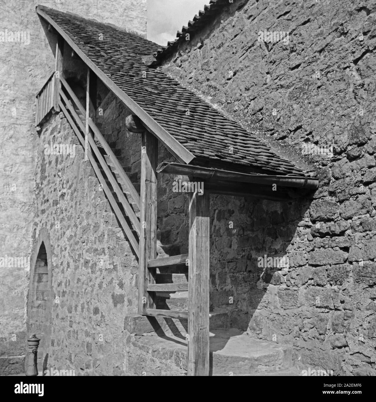 Aufgang zum Wehrgang auf der Stadtmauer von Dinkelsbühl, Deutschland 1930er Jahre. Treppe nach oben auf der Stadtmauer von Dinkelsbühl, Deutschland 1930. Stockfoto