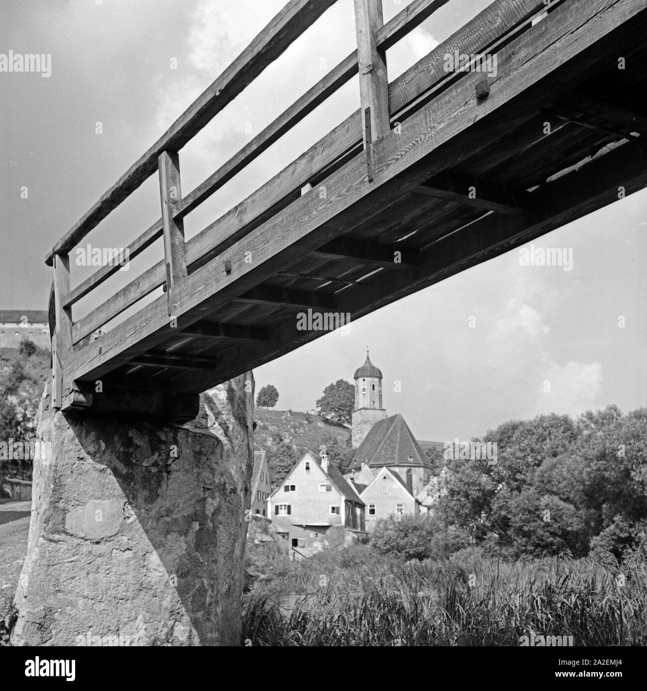 Holzbrücke und die evangelisch lutherische Kirche St. Barbara in Harburg in Schwaben, Deutschland 1930er Jahre. Hölzerne Brücke und die Evangelische Kirche St. Barbara in Harburg, Deutschland 1930. Stockfoto