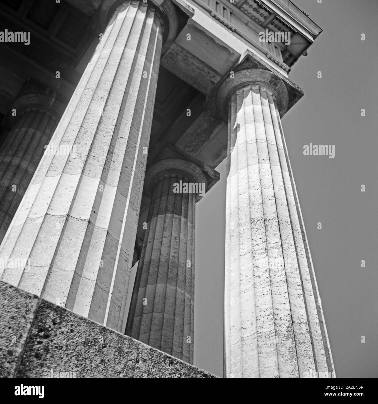 Säulen an der Walhalla bei Donaustauf, Deutschland 1930er Jahre. Spalten in der Gedenkstätte Walhalla in der Nähe von Donaustauf, Deutschland 1930. Stockfoto