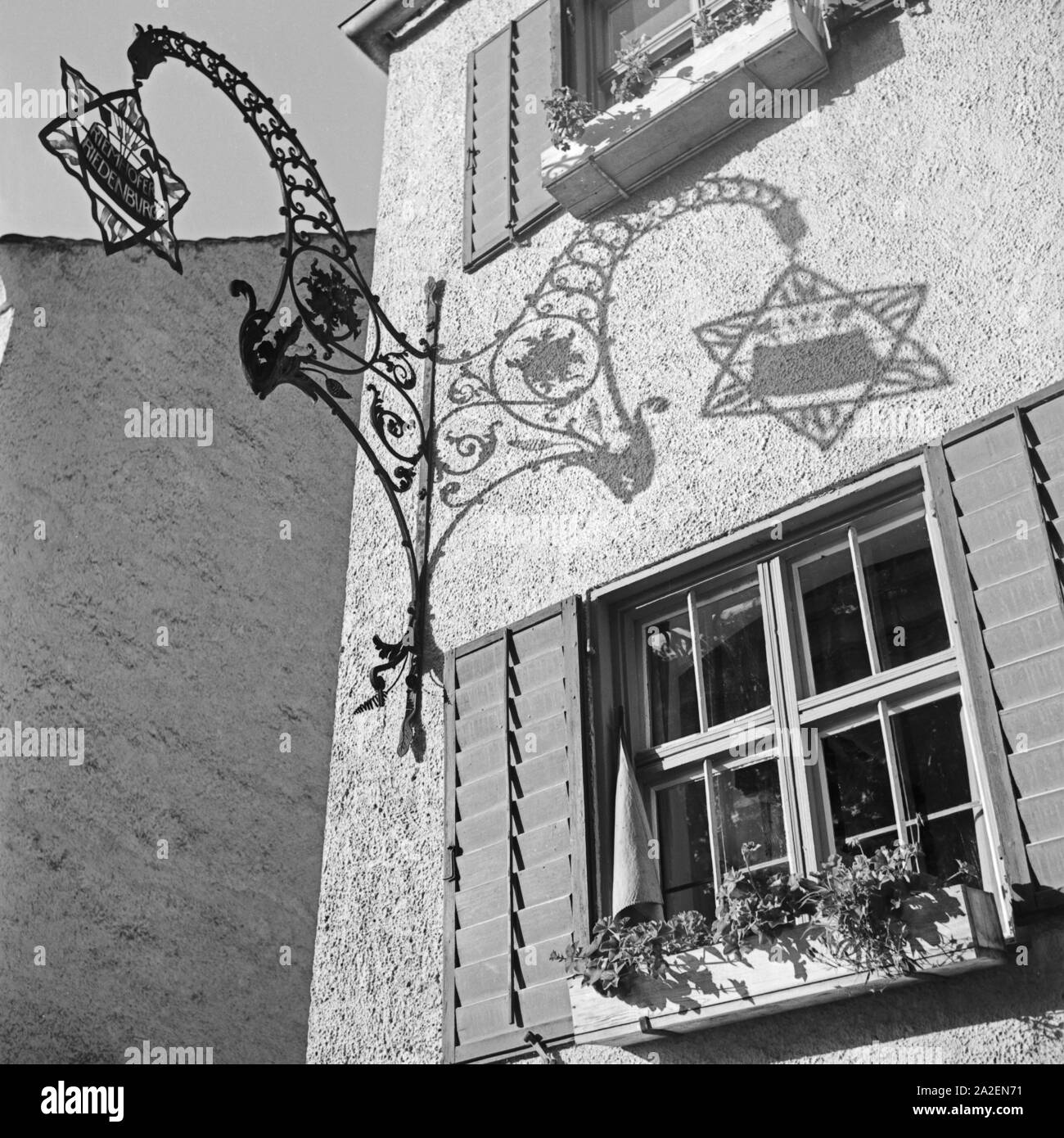 Wirtshausschild der Hausbrauerei Riemhofer in Riedenburg im Altmühltal, Deutschland 1930er Jahre. Zeichen für ein Gasthaus mit eigener Brauerei in Riedenburg im Altmühltal, Deutschland 1930. Stockfoto