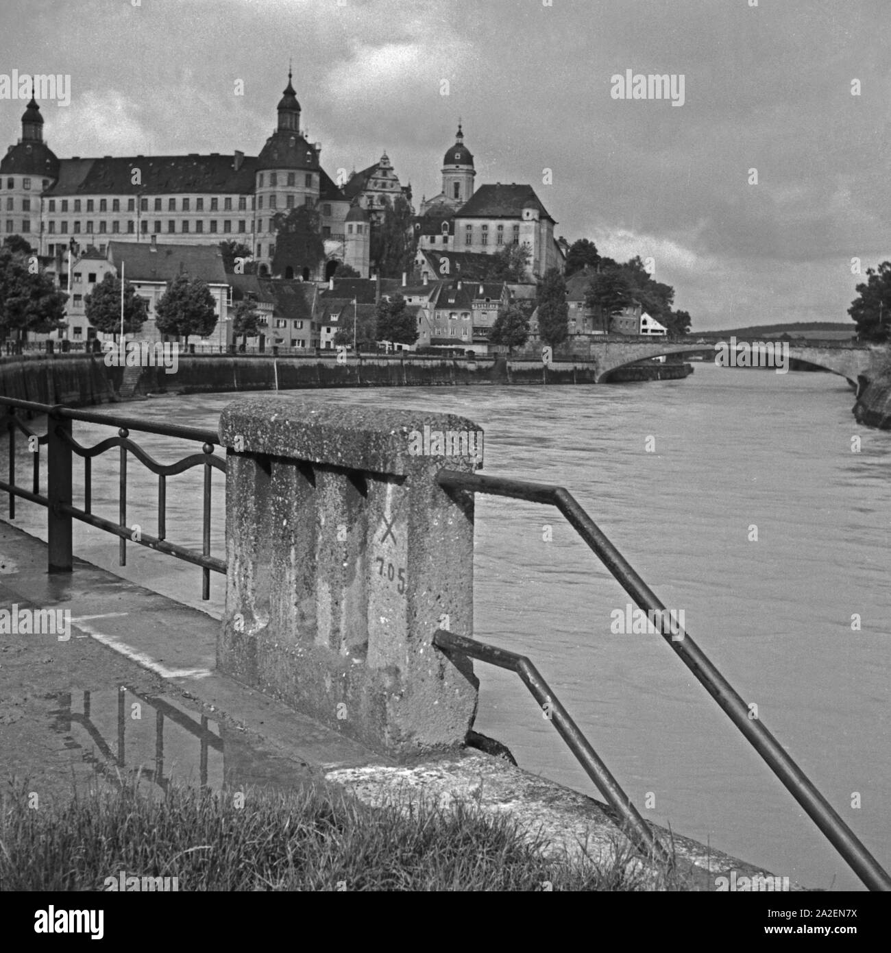 Blick auf die Donau und das Stadtschloss in Neuburg, Deutschland 1930er Jahre. Blick auf die Donau und die Stadt Schloss Neuburg, Deutschland 1930. Stockfoto Blick auf die Donau und das Stadtschloss in Neuburg, Deutschland 1930er Jahre. Blick auf die Donau und die Stadt Schloss Neuburg, Deutschland 1930. Stockfoto