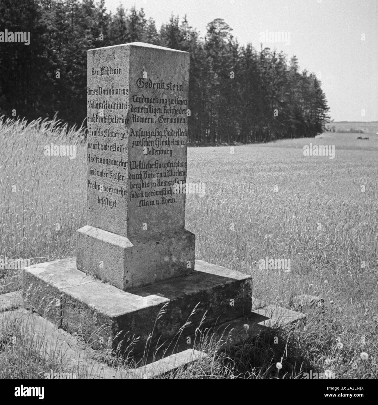 Wegstein bei Nördlingen, Deutschland 1930er Jahre. Wegweiser in der Nähe von Nördlingen, Deutschland 1930. Stockfoto