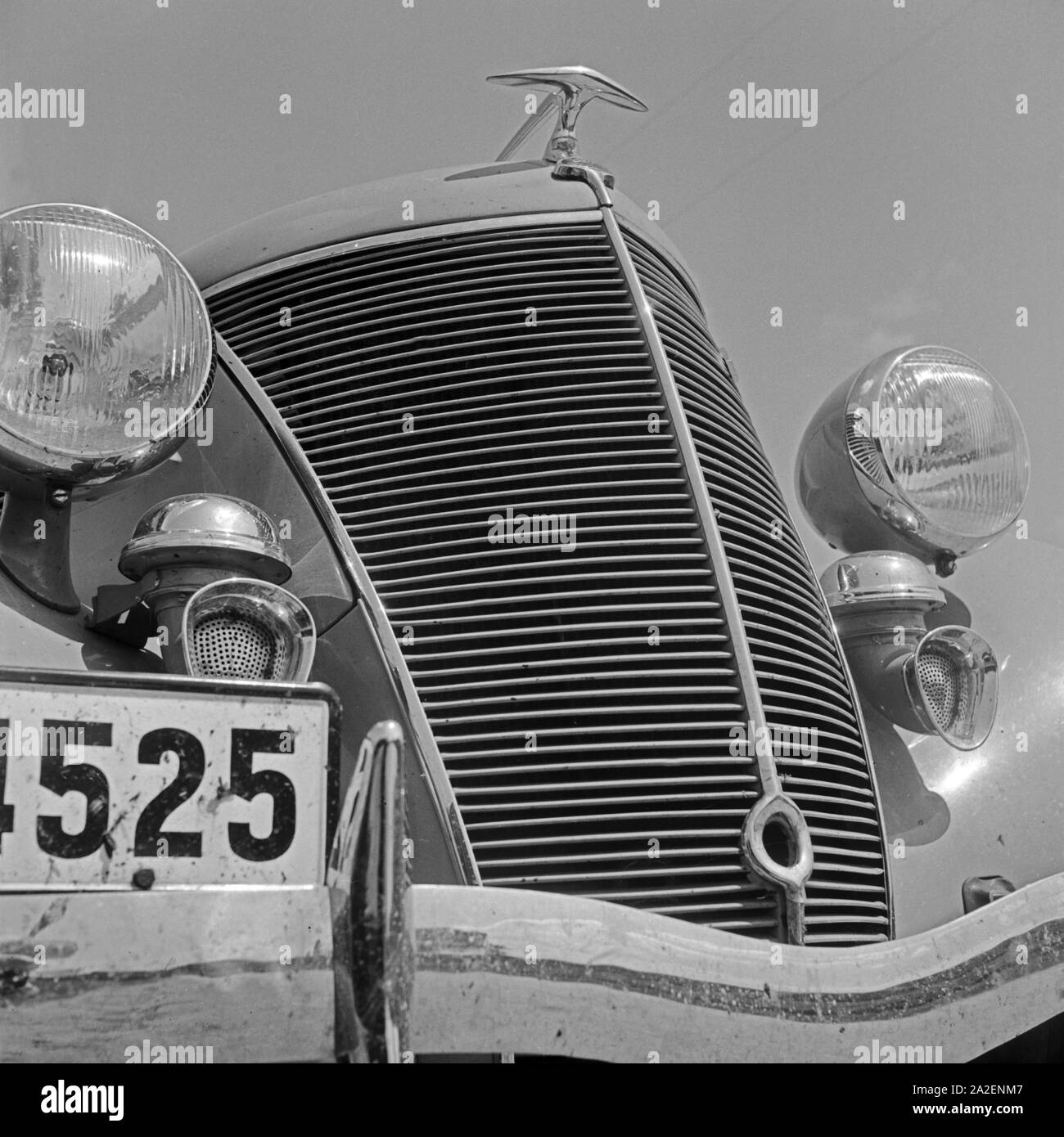 Car radiator grill Schwarzweiß-Stockfotos und -bilder - Alamy