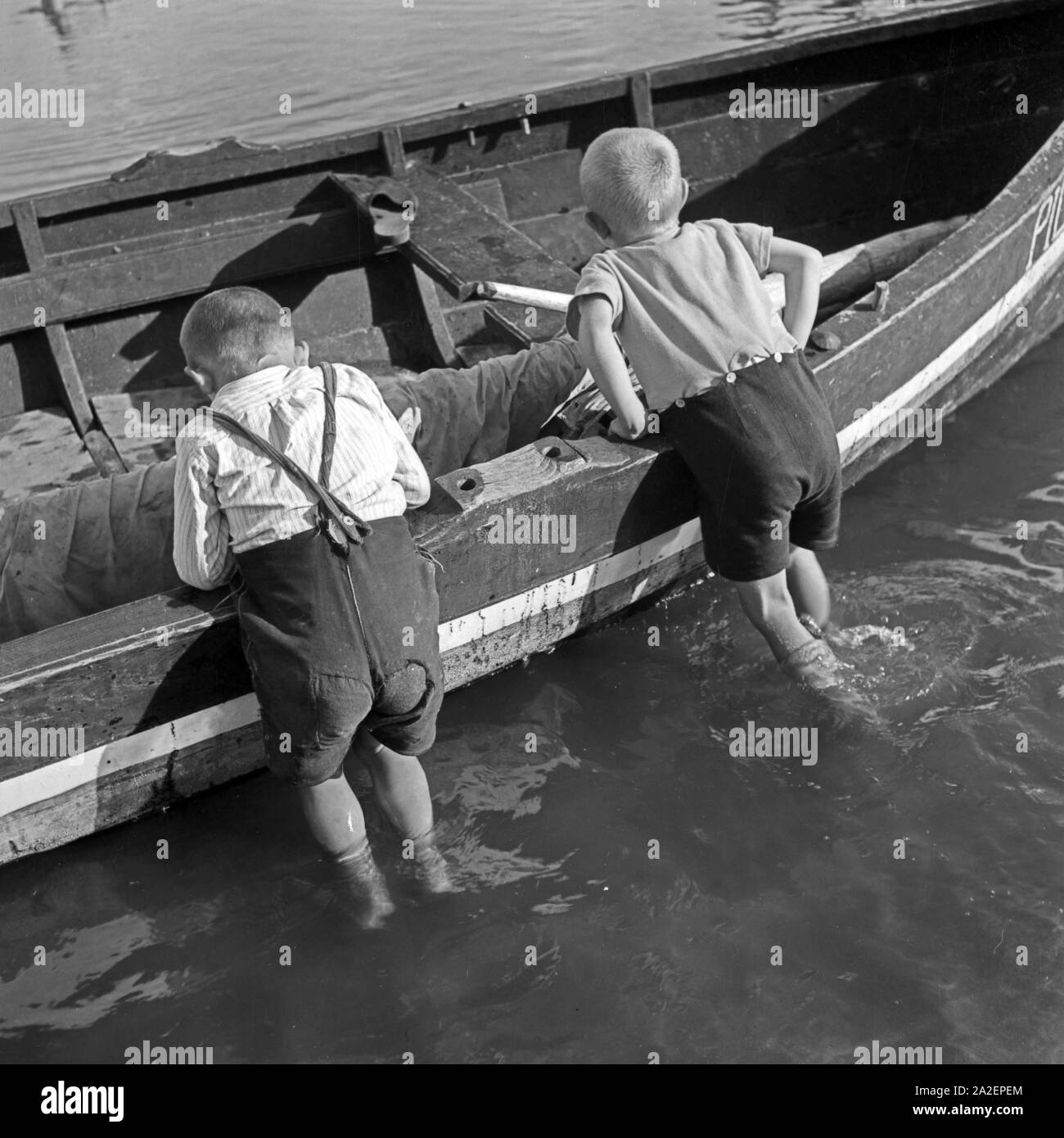 Zwei Kleine Jungen Ziehen Ein Segelboot Bei Pillkallen der Kurischen Nehrung in Ostpreußen ein Land Deutschland 1930er Jahre. Zwei kleine Jungs ziehen ein Segelboot zum Ufer in der Nähe von Pillkallen in Kurland Split in Ostpreußen, Deutschland der 1930er Jahre. Stockfoto