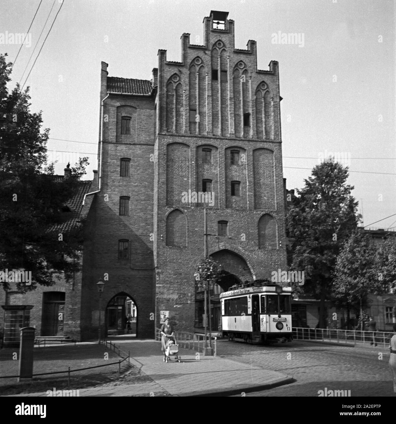 Das obertor in der Altstadt von Allenstein in Ostpreußen, Deutschland 1930er Jahre. Obertor Stadttor in der Altstadt von Allenstein in Ostpreußen, Deutschland 1930. Stockfoto