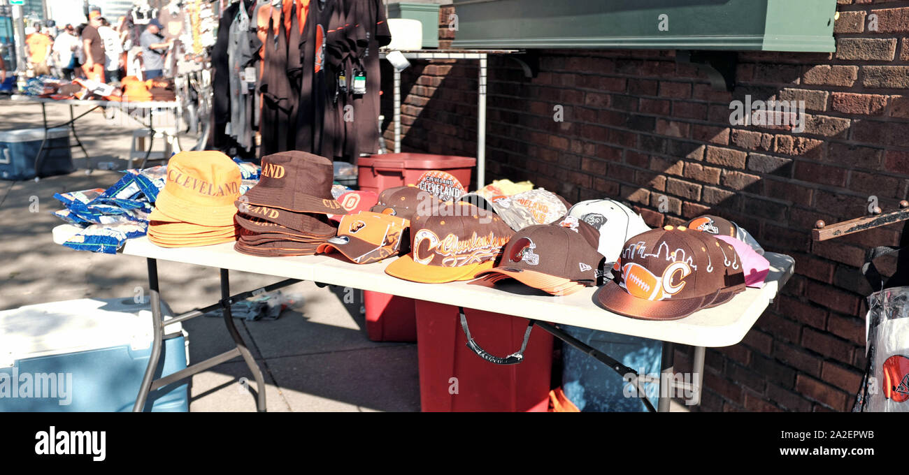 Cleveland Browns Utensilien zum Verkauf streetside während eines Heimspiels in Cleveland, Ohio, USA. Stockfoto