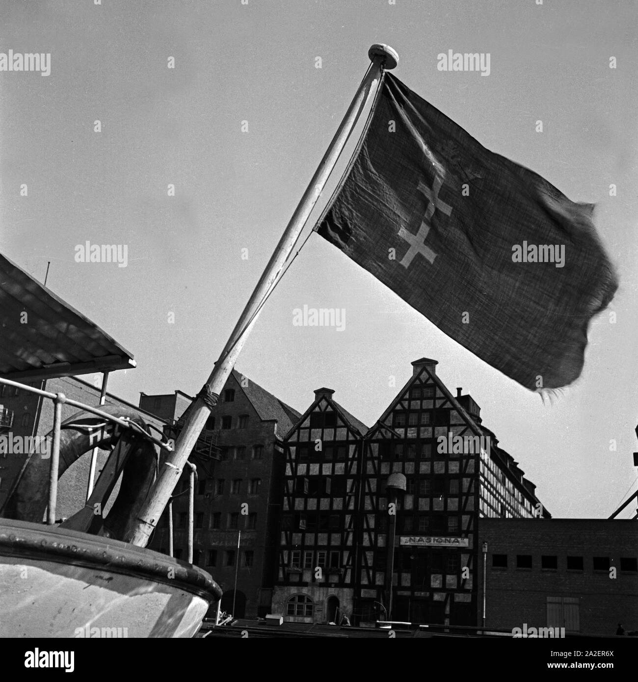 Flagge der Freien Stadt Danzig Sterben ein einem Schiff im Hafen von Danzig, Deutschland 1930er Jahre. Flagge der Stadt Danzig auf einem Schiff im Hafen von Danzig, Deutschland 1930. Stockfoto