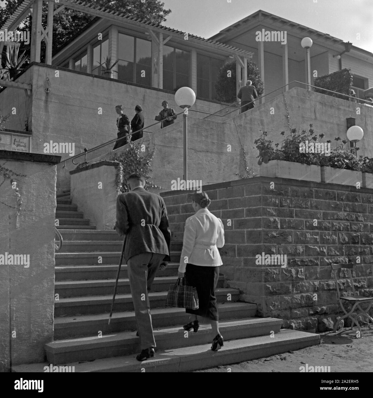 "Menschen auf der Treppe zu einem Restaurant in Wildbad im Schwarzwald, Deutschland 1930er Jahre. Die Menschen auf der Treppe zu einem Restaurant in Wildbad im Schwarzwald, Deutschland der 1930er Jahre. Stockfoto