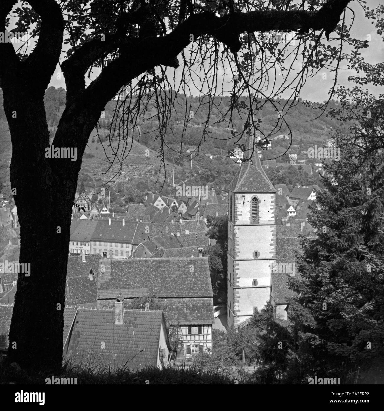 Blick in die evangelische Stadtkirche und die Stadt Sulz am Neckar, Deutschland 1930er Jahre. Ansicht der evangelischen Kirche und der Stadt Sulz am Neckar, Deutschland 1930. Stockfoto