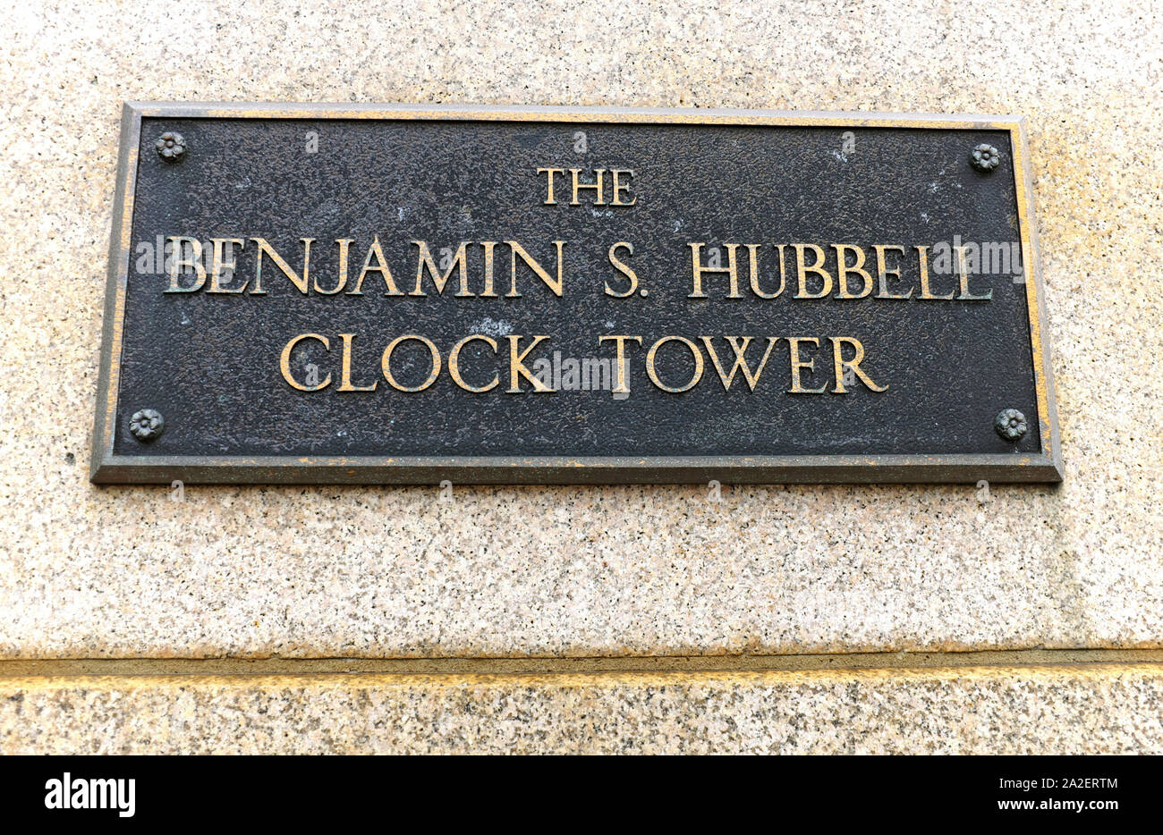 Eine Gedenktafel zur Erinnerung an die historischen Benjamin S. Hubbell Clock Tower an der Westseite des Marktes in der Ohio Stadt Nachbarschaft von Cleveland, Ohio, USA. Stockfoto