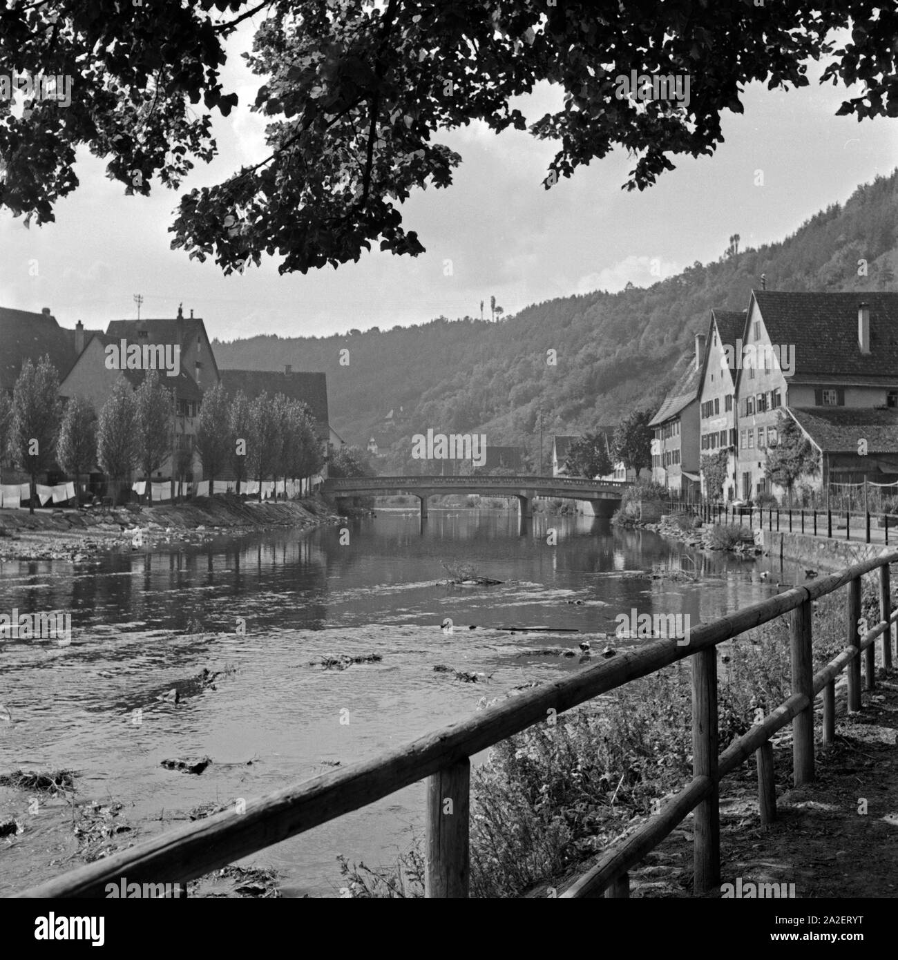 Als nebenklägerin am Ufer des Neckar in Sulz, Deutschland 1930er Jahre. Eindruck vom Ufer des Neckar bei Sult, Deutschland 1930. Stockfoto