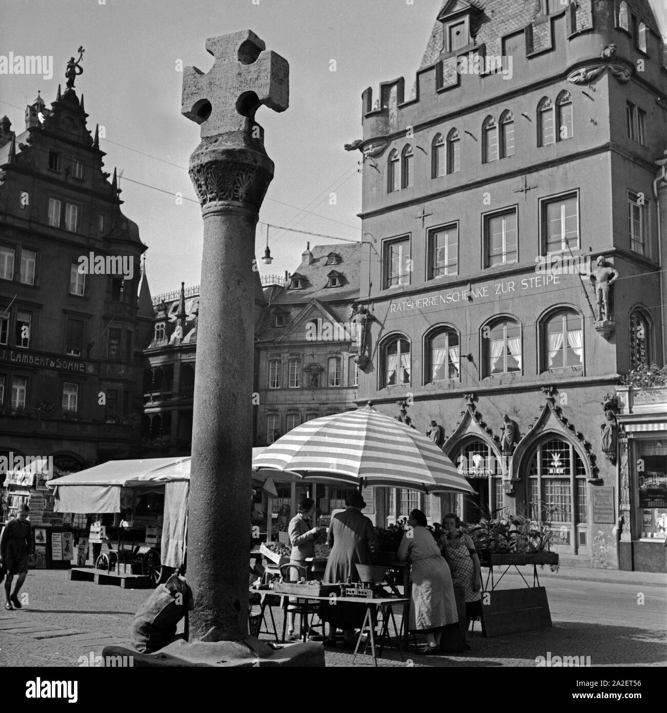 Das marktkreuz der Ratsherrenschenke zur steipe auf dem Marktplatz in Trier, Deutschland 1930er Jahre. Das Kreuz auf dem wichtigsten Markt vor Inn Stadtrat in Trier, Deutschland 1930. Stockfoto