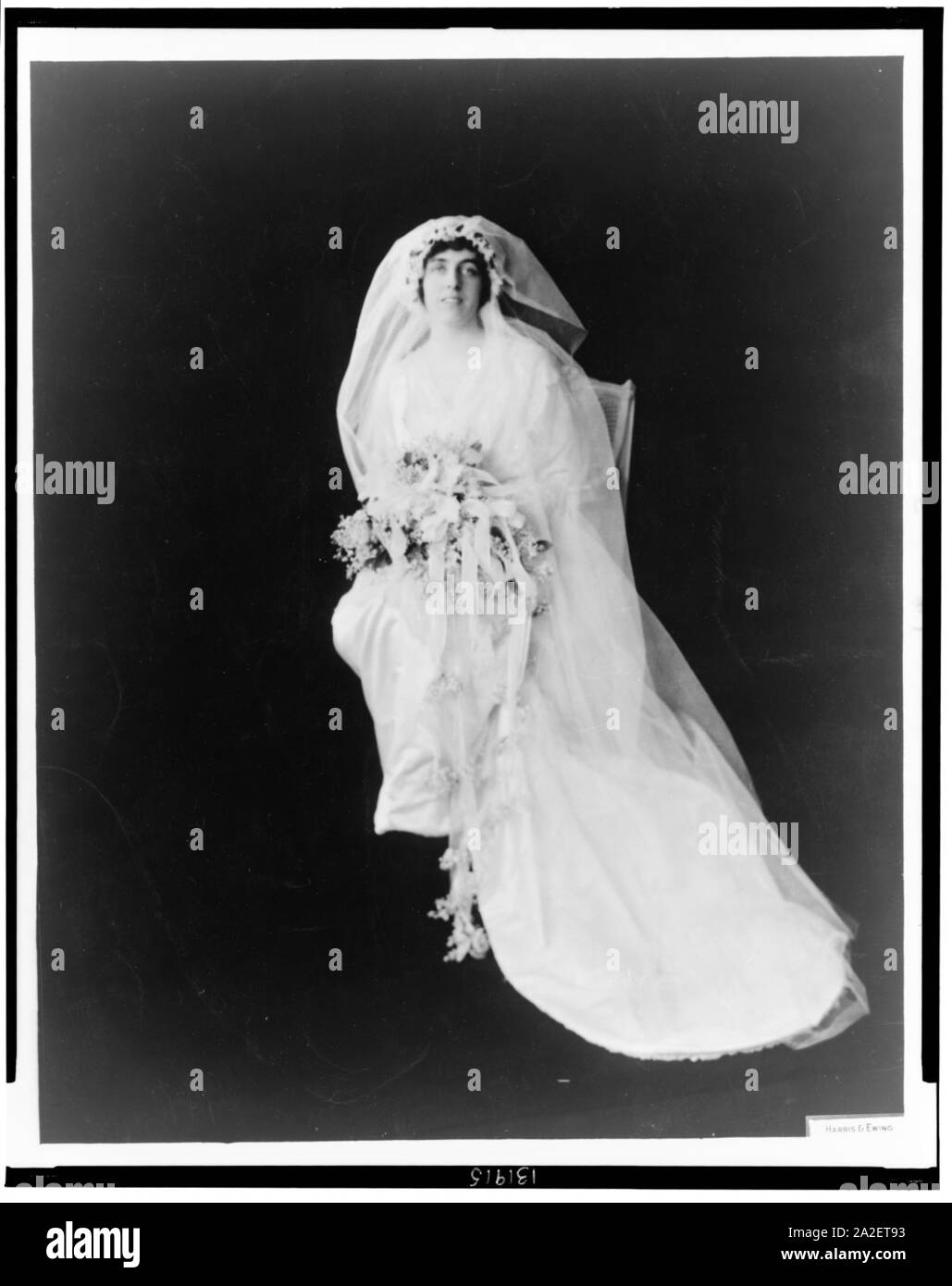 Eleanor Randolph Wilson, in voller Länge Porträt, Sitzen, front, trug Hochzeitskleid und Holding Blumenstrauß) - Harris & Ewing Stockfoto