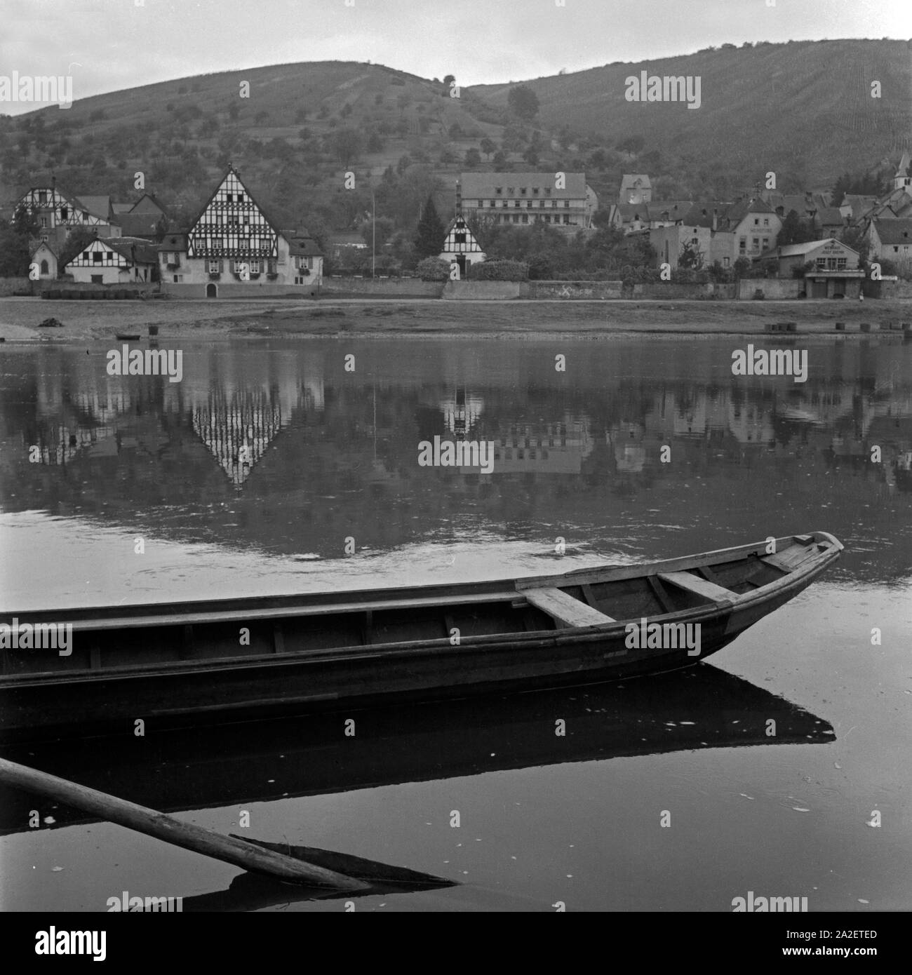 Häuser am Ufer der Mosel in Kaimt, einem Stadtteil von Zell, Deutschland 1930er Jahre. Häuser am Ufer der Mosel in Kaimt, einer Gemeinde Zell, Deutschland 1930. Stockfoto