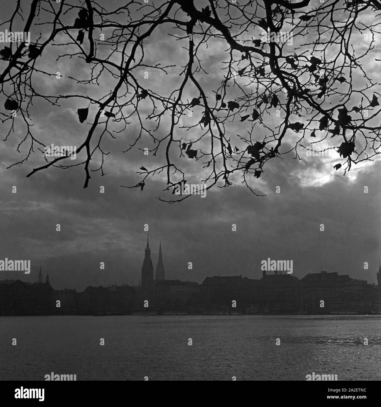 Panorama der Heurige an der Alster in Hamburg im Herbst, Deutschland 1930er Jahre. Skyline von der Alster in Hamburg, Deutschland im Herbst 1930. Stockfoto