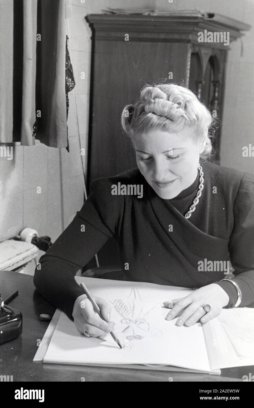 Die Modeschöpferin Annemaria Geise bei der Arbeit in ihrem Studio; Deutschland Ca. 1939. Fashion Designer Annemaria Geise bei der Arbeit in ihrem Atelier, Deutschland Ca. 1939. Stockfoto