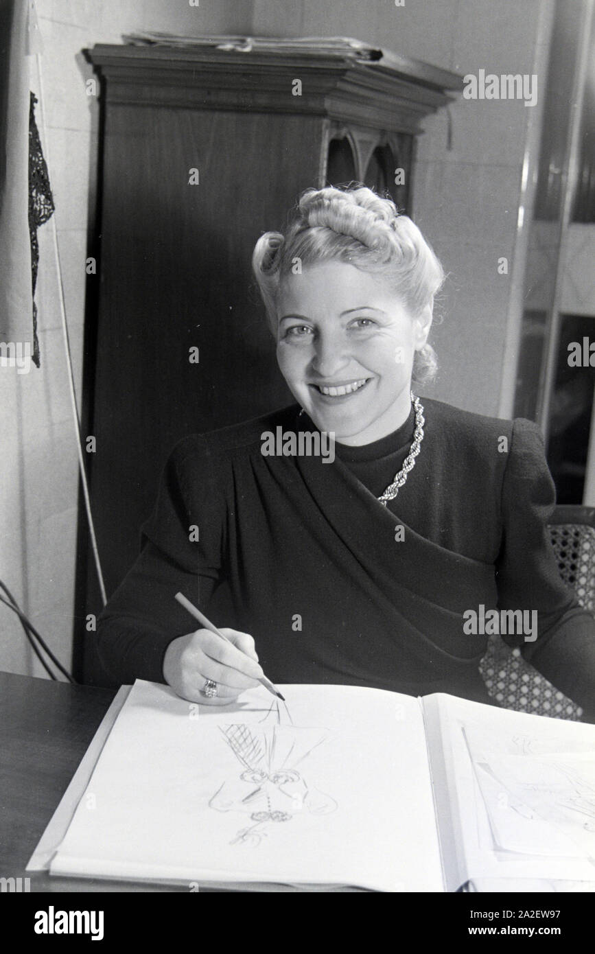 Die Modeschöpferin Annemaria Geise bei der Arbeit in ihrem Studio; Deutschland Ca. 1939. Fashion Designer Annemaria Geise bei der Arbeit in ihrem Atelier, Deutschland Ca. 1939. Stockfoto