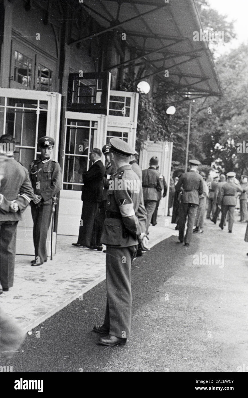 Soldaten verschiedener Waffengattungen beim Beginn der Vorhalle der Wagner Festspiele in Bayreuth, Deutschland 1930er Jahre. Soldaten der verschiedenen Waffen vor dem Atrium der Wagner Festspiele in Bayreuth, Deutschland, 1930. Stockfoto