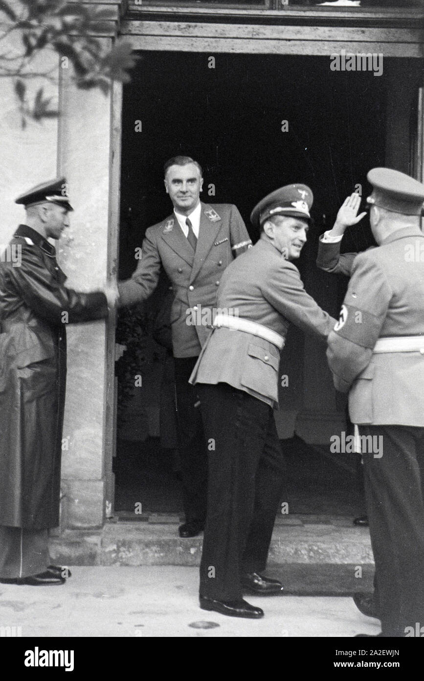 Begrüssung prominenter Gäste bei den Wagner Festspielen in Bayreuth, Deutschland 1930er Jahre. Willkommen prominente Gäste an der Wagner-Festspiele in Bayreuth, Deutschland 1930. Stockfoto