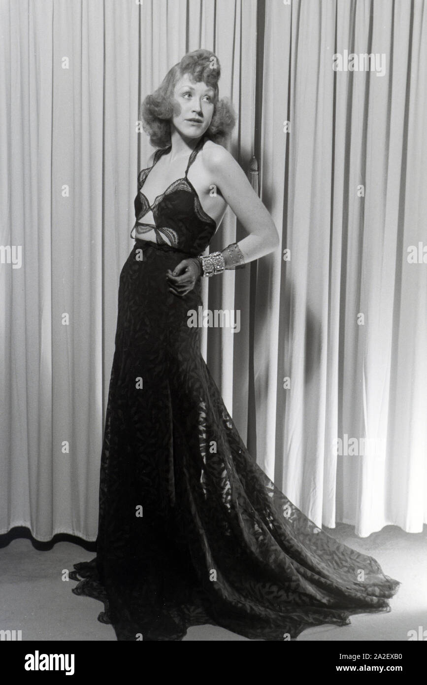 Ein Modell bei der Anprobe eines Kleides der Berliner Modeschöpferin Hilda Romatzki, Deutschland Ca. 1939. Ein Modell versucht, ein Kleid von Fashion Designer Uhr Stockfoto
