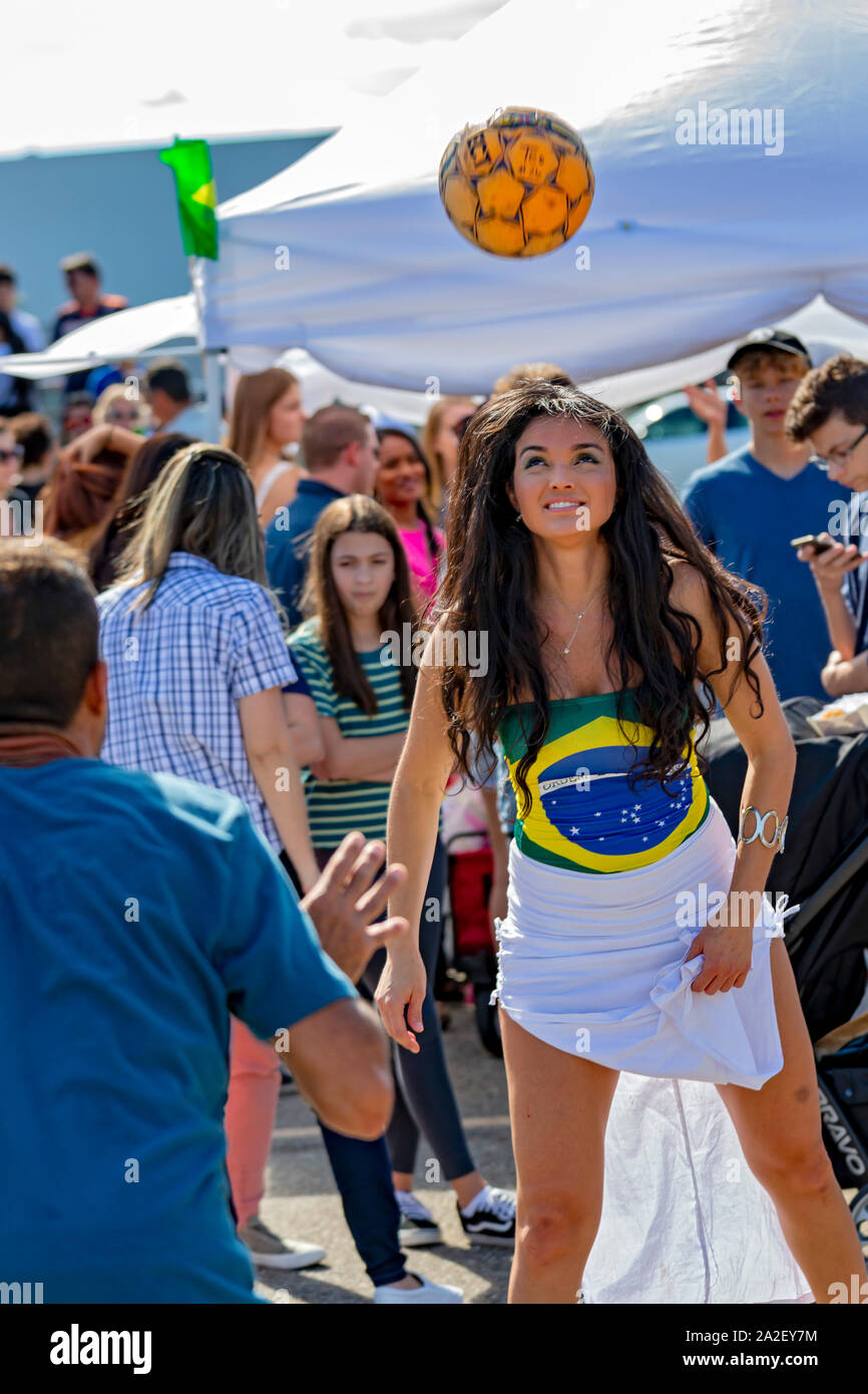 Detroit, Michigan - eine junge Frau, die Köpfe ein Fußball während der jährlichen Brasilien Tag Street Festival. Stockfoto