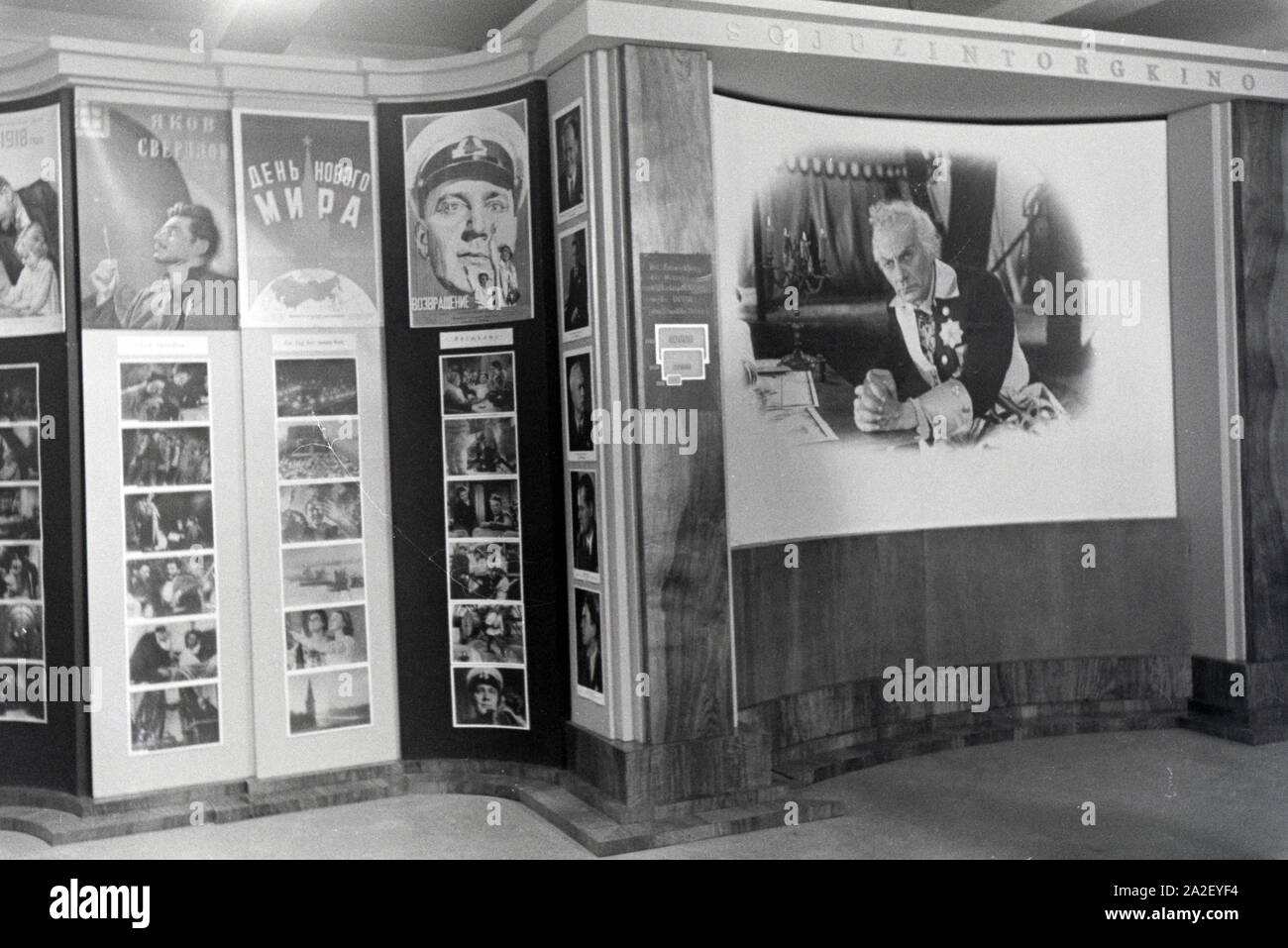 Ein Internet-adr mit Werbung für sowjetische Filme der Firma Sojuzintorg auf der Leipziger Frühjahrsmesse; Deutschland 1941. Ein stand mit Förderung für die sowjetischen Filme, die von der Firma Sojuzintorg auf der Leipziger Frühjahrsmesse; Deutschland 1941. Stockfoto