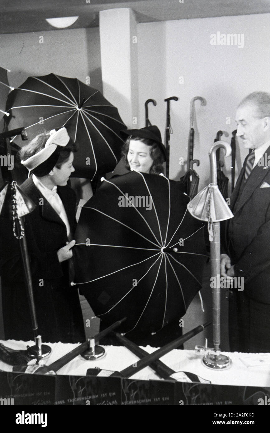 Messebesucher ein Einems Stand mit Regenschirmen der Firma Knirps, anlässlich der Wiener Modewoche im Haus der Mode' Palais Lobkowitz', Deutschland 194 Stockfoto