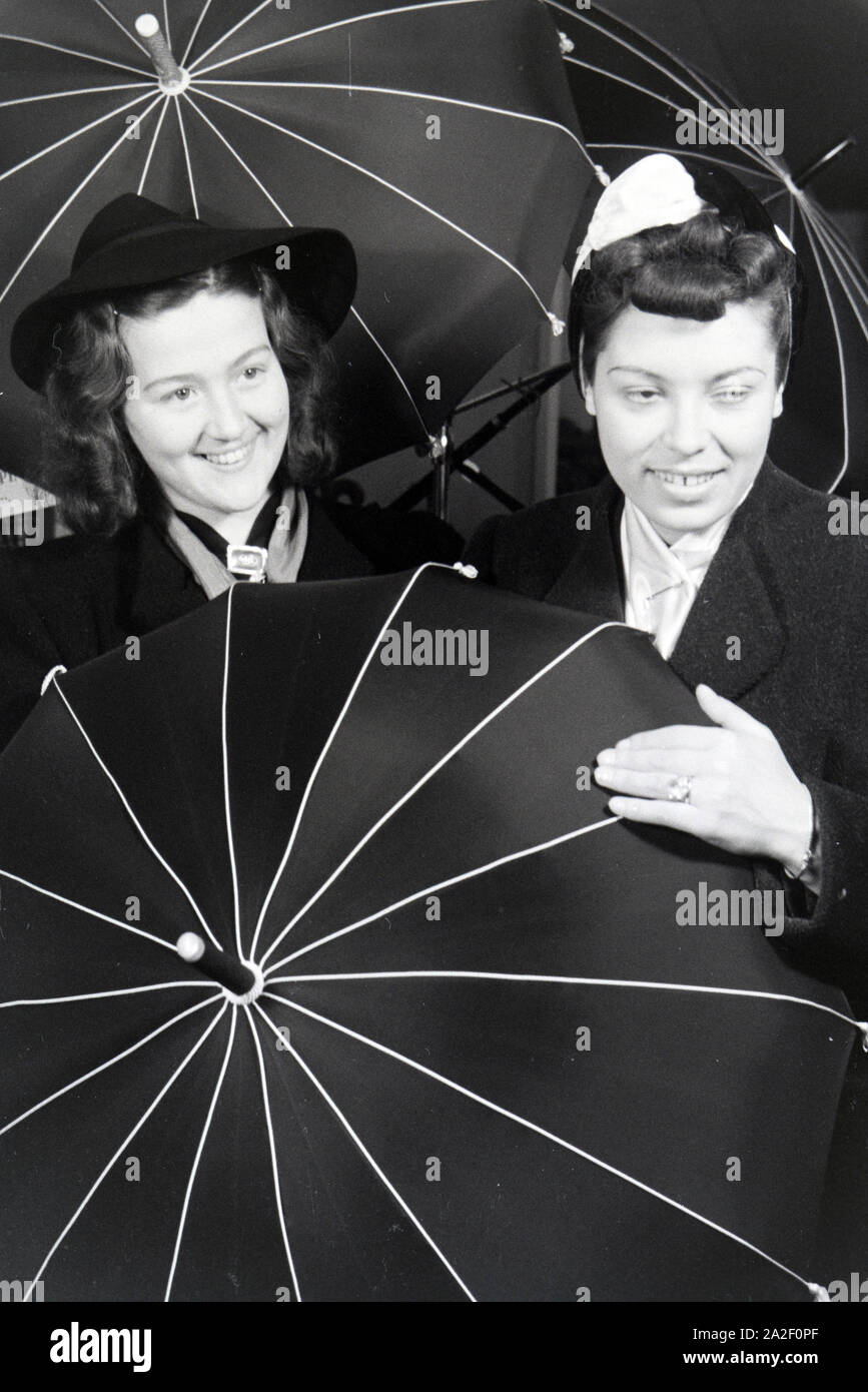 Messebesucher ein Einems Stand mit Regenschirmen der Firma Knirps, anlässlich der Wiener Modewoche im Haus der Mode' Palais Lobkowitz', Deutschland 194 Stockfoto