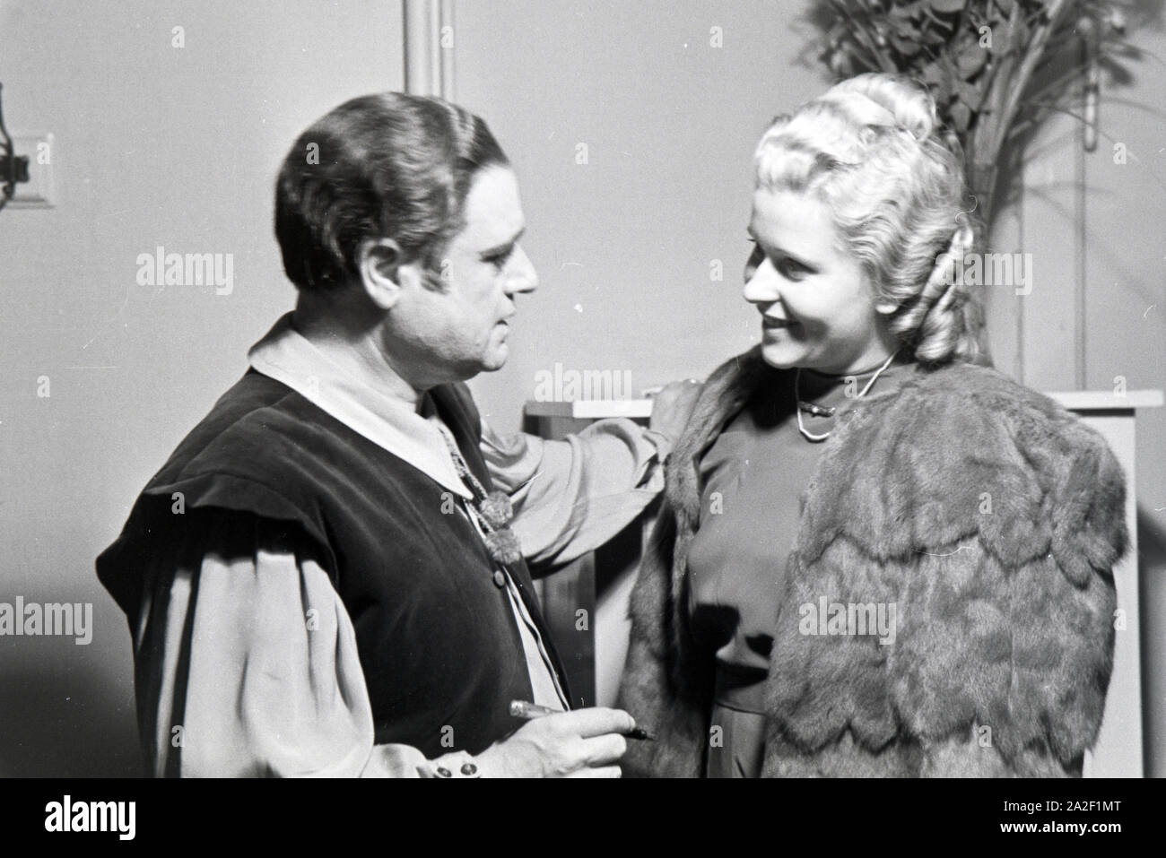 Ein Opernsänger empfängt 206 im Opernhaus in Rom; / 1940er Jahre. Eine Opernsängerin Besucher in der Oper in Rom, Italien 1940. Stockfoto