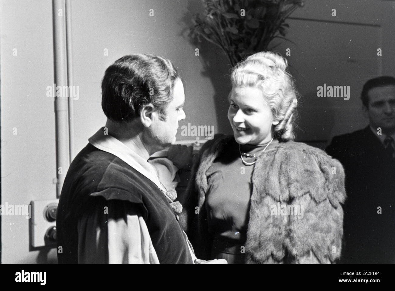 Ein Opernsänger empfängt 206 im Opernhaus in Rom; / 1940er Jahre. Eine Opernsängerin Besucher in der Oper in Rom, Italien 1940. Stockfoto
