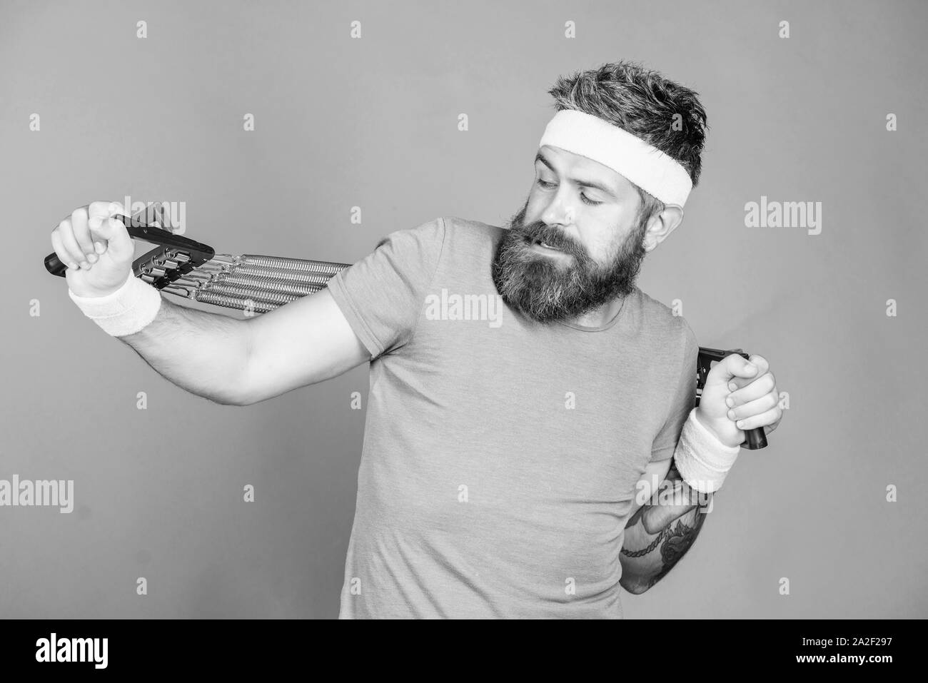 Athlet stretching mit Expander. Sportler training stretching Expander. Man bärtige Athlet Training mit Expander Ausrüstung. Versuchen stretching exerc Stockfoto