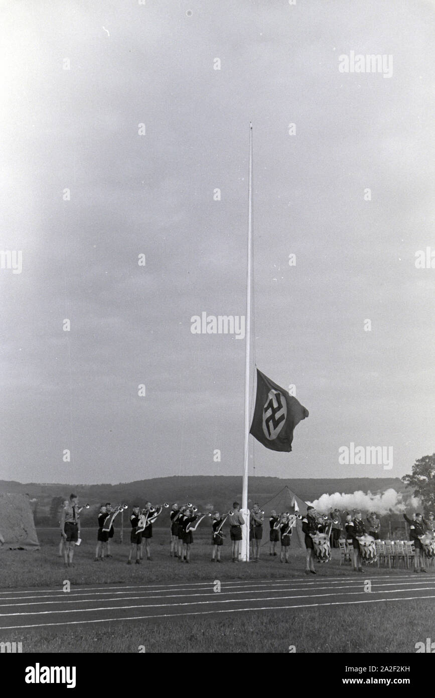 Schüler und Ausbilder der Napola Naumburg bei einem Sportwettkampf, Deutsches Reich 1941. Schüler und Lehrer des NaPolA Naumburg zu einem sportlichen Wettkampf, Deutschland 1941. Stockfoto