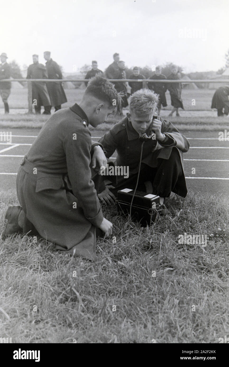 Schüler und Ausbilder der Napola Naumburg bei einem Sportwettkampf, Deutsches Reich 1941. Schüler und Lehrer des NaPolA Naumburg zu einem sportlichen Wettkampf, Deutschland 1941. Stockfoto