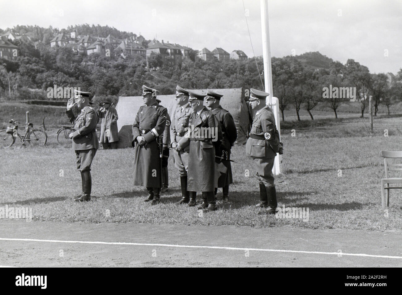 Ausbilder der Napola Naumburg bei einem Sportwettkampf, Deutsches Reich 1941. Ausbilder der NaPolA Naumburg zu einem sportlichen Wettkampf, Deutschland 1941. Stockfoto