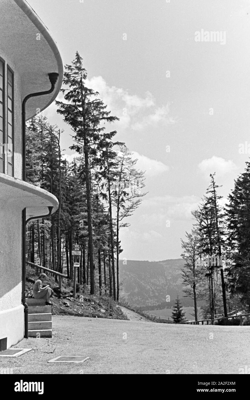 Aussicht auf den Hausberg Schauinsland bei Freiburg im Schwarzwald, Deutschland 1930er Jahre. Blick auf den Hinterhof hill Schauinsland bei Freiburg im Schwarzwald, Deutschland der 1930er Jahre. Stockfoto