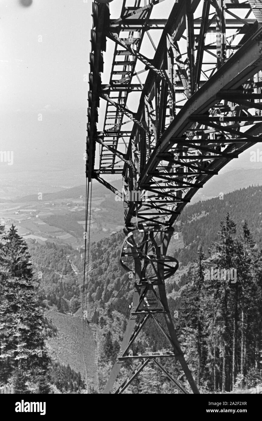 Die Seilbahn über den Schauinsland bei Freiburg im Schwarzwald, Deutschland 1930er Jahre. Mit der Seilbahn auf den Schauinsland bei Freiburg im Schwarzwald, Deutschland der 1930er Jahre. Stockfoto