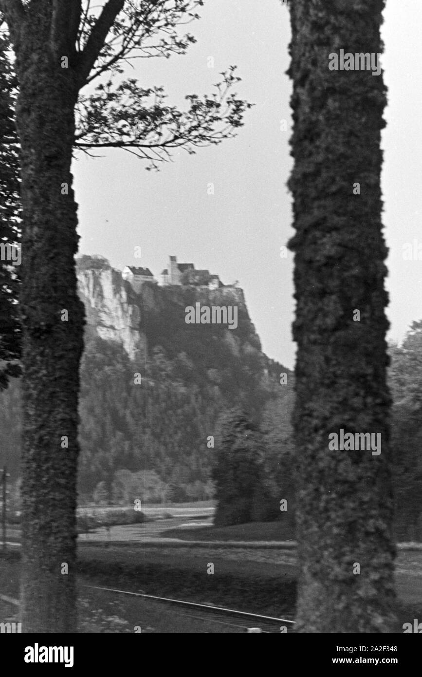 Idylllisches Schwarzwaldpanorama mit durch das Tal führenden Gleisen, Deutschland 1930er Jahre. Idyllische Panoramablick auf den Schwarzwald mit der Bahn durch das Tal führt, Deutschland 1930. Stockfoto