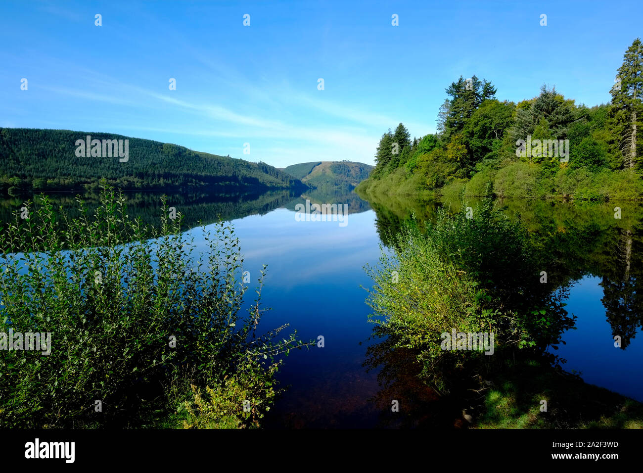 Lake Vyrnwy an einer ruhigen noch morgen mit dem Behälter Wasser reflektiert die umliegenden walisische Landschaft Stockfoto