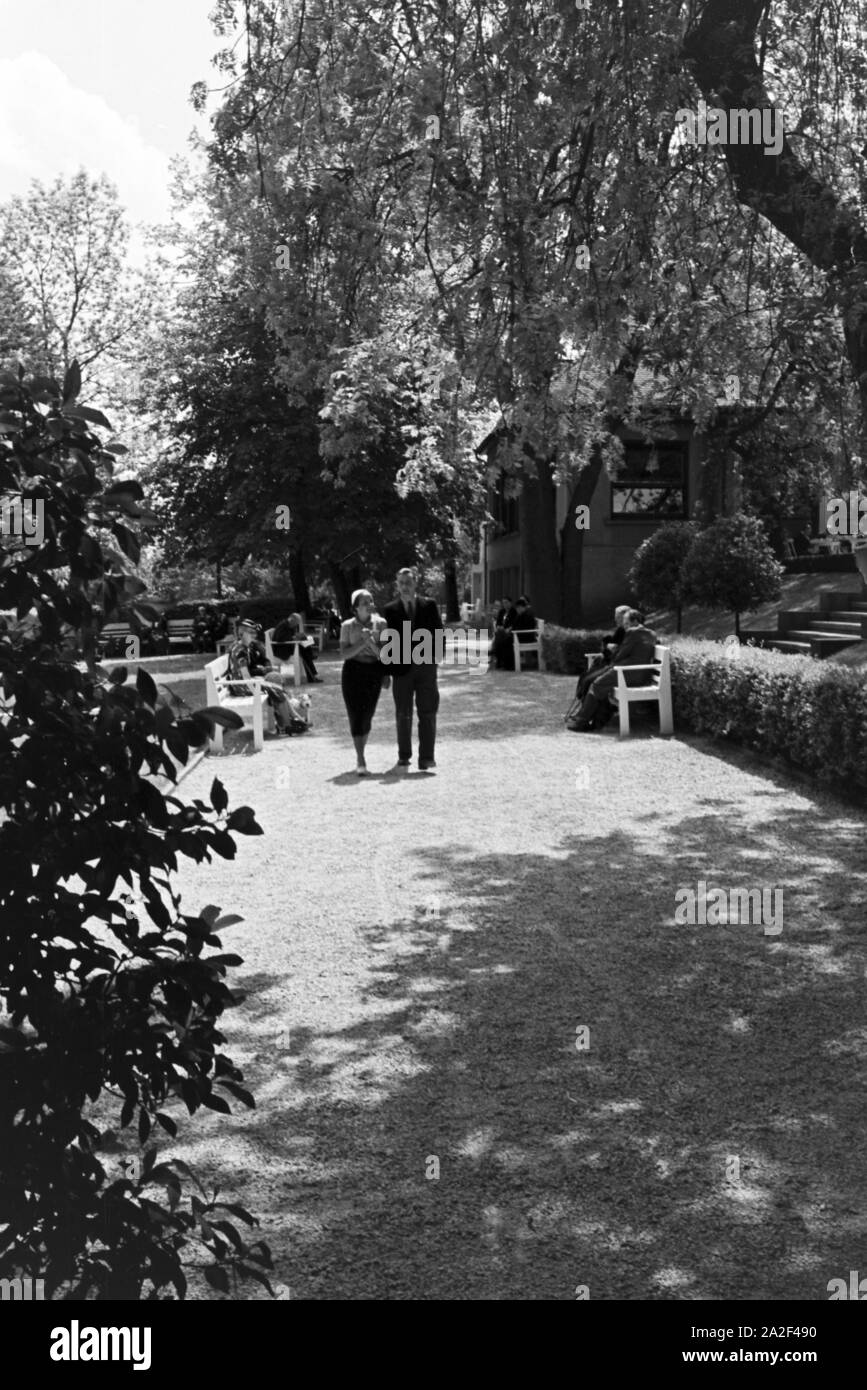 Spaziergänger in Freudenstadt im Schwarzwald, Deutschland 1930er Jahre. Kinderwagen in Freudenstadt im Schwarzwald, Deutschland der 1930er Jahre. Stockfoto