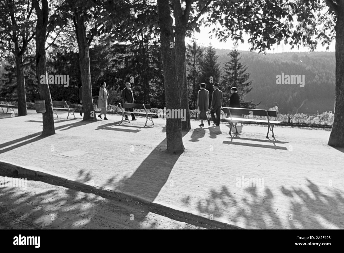 Spaziergänger in Freudenstadt im Schwarzwald, Deutschland 1930er Jahre. Kinderwagen in Freudenstadt im Schwarzwald, Deutschland der 1930er Jahre. Stockfoto