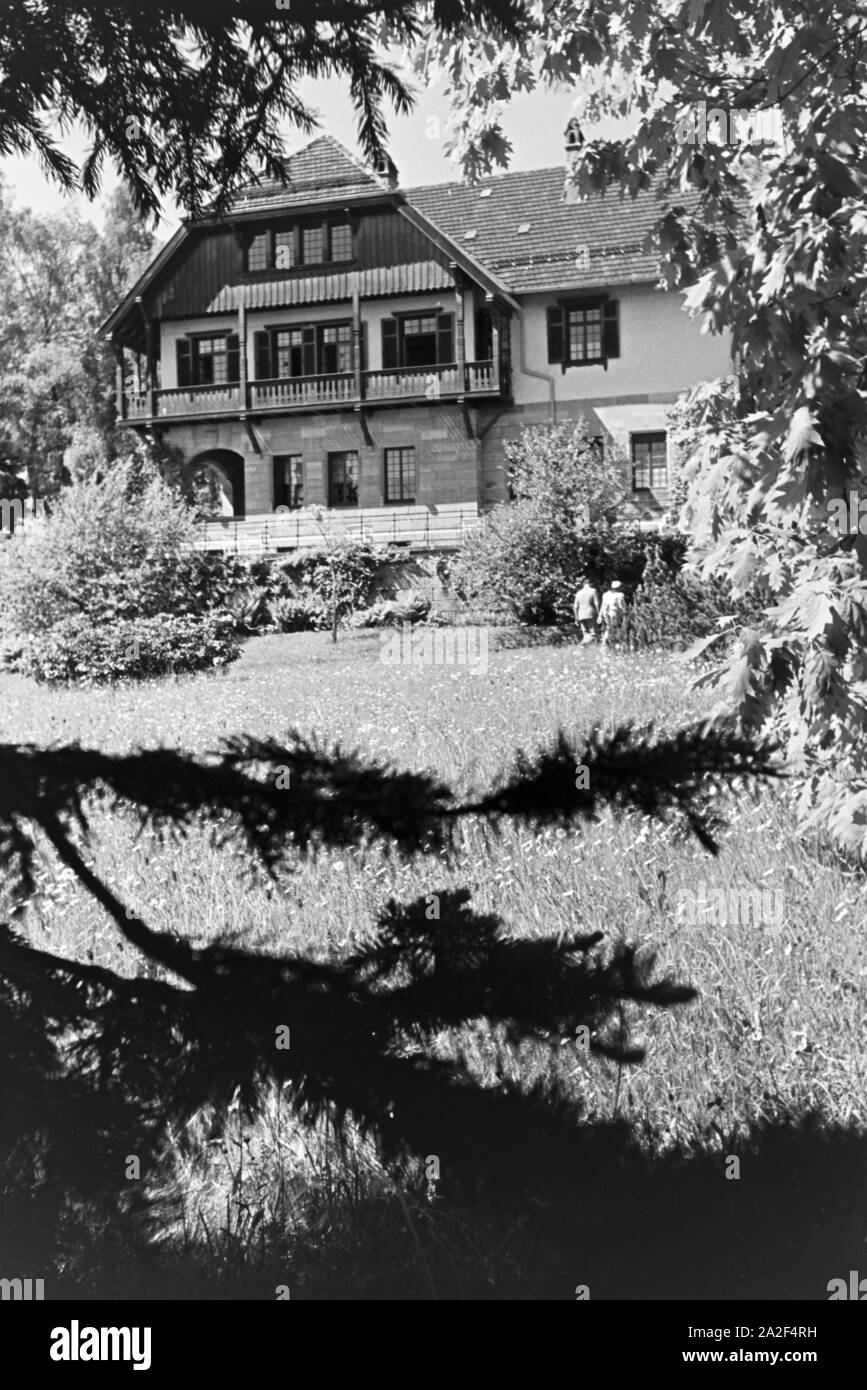 Entspannung im sonnigen Garten, Freudenstadt, Deutschland 1930er Jahre. Entspannung im sonnigen Garten, Freudenstadt, Deutschland 1930. Stockfoto