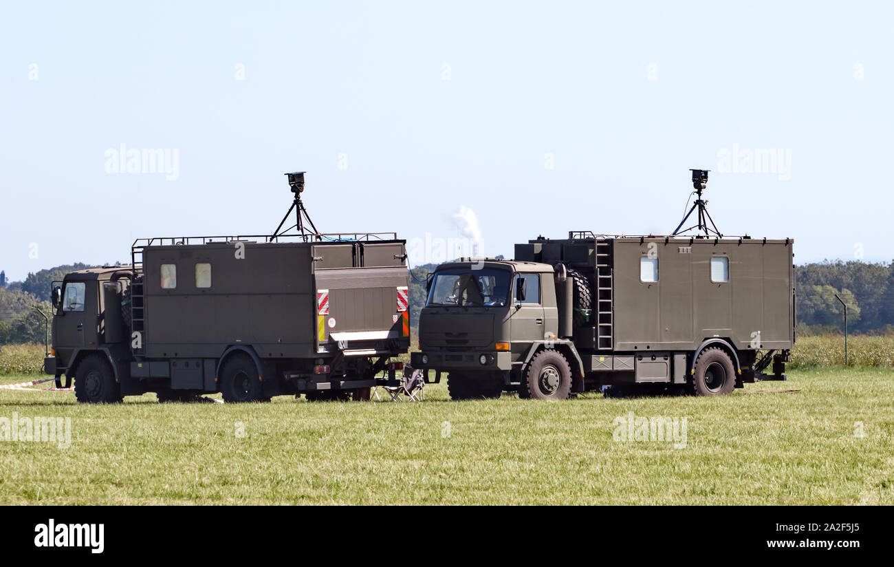 Zwei militärischen Befehl post Lkw Park im Feld, Kommunikationseinrichtungen oben montiert. Tag Sommer. Stockfoto