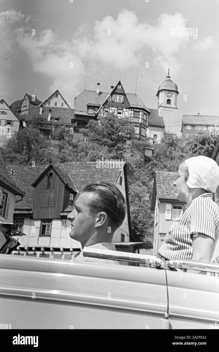 Ausflug zum Luftkurort Altensteig im Schwarzwald, Deutschland 1930er Jahre. Ein Auto Reise zum Luftkurort Altensteig im Schwarzwald, Deutschland der 1930er Jahre. Stockfoto