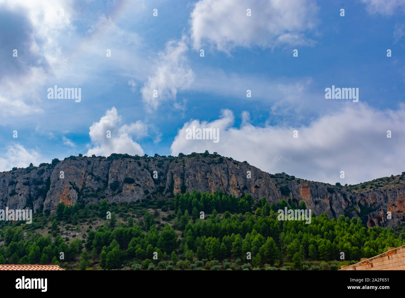 Bewölktem Himmel des Dorfes Benizar, Moratalla (Spanien) Stockfoto