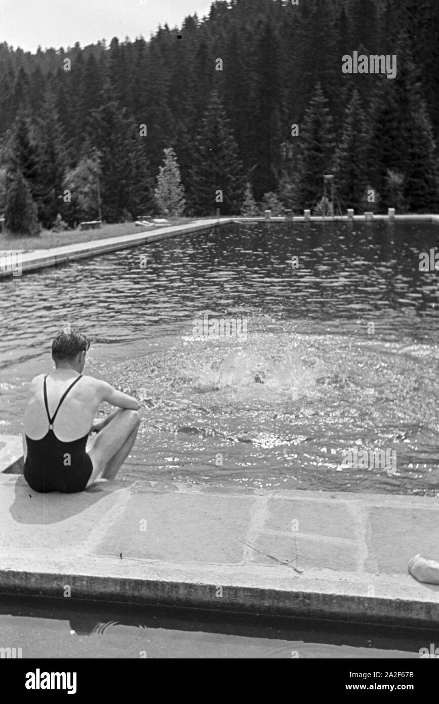 Im Schwimmbad Im Luftkurort Altensteig Im Schwarzwald, Deutschland, 1930er Jahre. Im Schwimmbad in der Luftkurort Altensteig im Schwarzwald, Deutschland der 1930er Jahre. Stockfoto