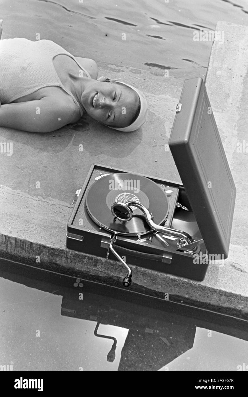 Im Freibad mit dem Electrola Schallplattenspieler, Deutschland 1930er Jahre. In der Pool im Luftkurort Altensteig im Schwarzwald, Deutschland der 1930er Jahre. Stockfoto
